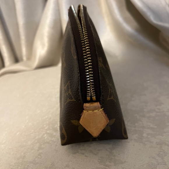 Authentic Louis Vuitton Cosmetic Pouch made in Spain - Picture 4 of 10